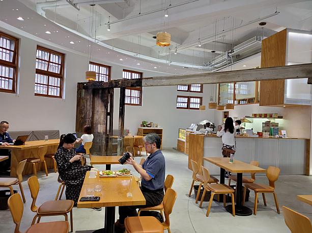 建物の中には「明日咖啡 MOT Café」があります。いつもなら休憩できるのですが、今はテイクアウトのみ！(写真は以前に撮影したものです)