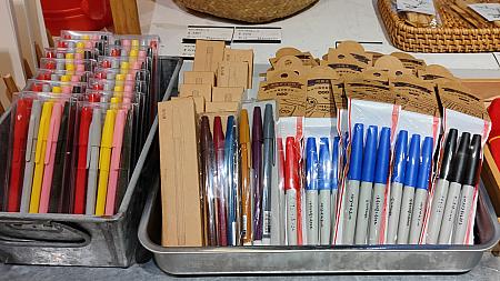 茄芷袋柄の筆箱やコインケース、そしてシンプルレトロなペン