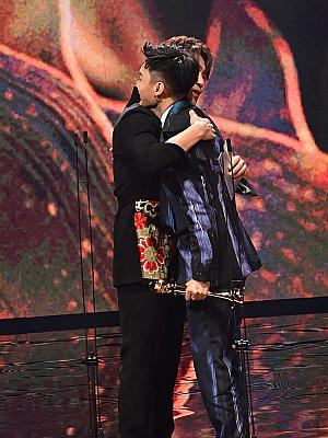最佳台語男歌手獎(最優秀台湾語歌手賞)を受賞した「許富凱」は何度もノミネートされていましたが、今回が初めての受賞！名前を呼ばれた瞬間、溢れる涙が止まらない様子は多くの人を感動させました。