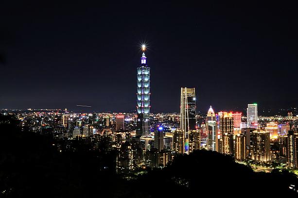 台北の夜景は台北101がそびえたって、周りのビルもキラキラしていて何度見ても飽きません。きれいだなぁ……。