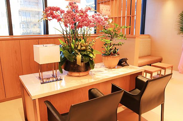 ナビがお邪魔した時はオープン祝いのお花が飾られていましたが、日本のホテルグレイスリーでおなじみのコンシェルジュサービスがあり、ビジネスや観光で困った時のお助けマンとなってくれます。