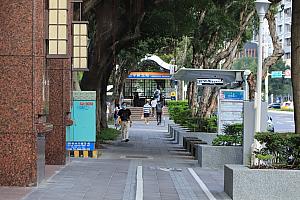 MRT「忠孝新生」駅から徒歩1～2分で到着し、周りにはコンビニ(7ELEVENやファミリーマート)や朝ごはん屋さんなどもある便利な立地！