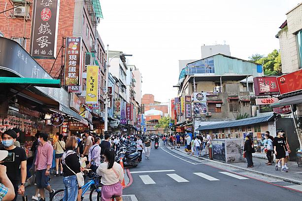MRT「淡水」駅から淡水老街(中正街)を歩いていき、淡水福佑宮をこえたあたりの道の左右に台湾カステラのお店が数軒並んでいます。こうも同じものを売るお店が並ぶというのは、台湾あるある！