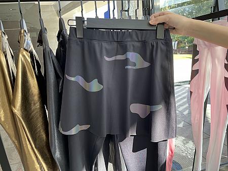 「WANGLILING」のスカート付きレギンスは、フラッシュを焚いて撮影すると近未来的に光ります。イベントなどで着用したら気分が上がりそうです！