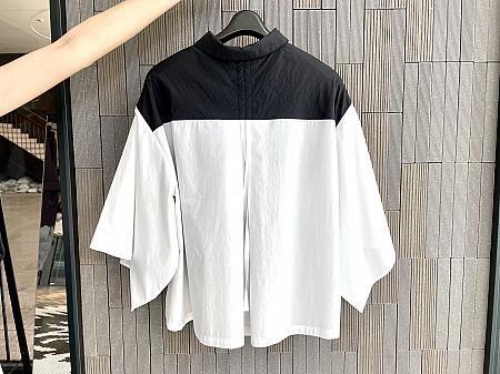 「CHARINYEH」一見、白×黒のシンプルなシャツですが、デザインがとても個性的！袖が4枚あってどの袖に通して着るかは自由！裾もアシンメトリーです。後身は紐を絞ってリボンにしてもOK