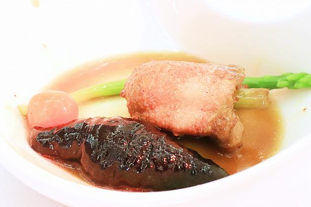 台湾語でバンドゥ～と発音する「辦桌」は冠婚葬祭等の際に屋外で円卓を並べて開催する宴会なのですが、そこで料理長として腕をふるうのが「總鋪師」です。その「總鋪師」界で人気を誇る料理人・林明燦氏と多くのVIPから厚い支持を受ける阿忠師こと黃德忠氏が作り上げたお料理が「ナマコ」料理。鶏肉の中にネギなどを入れたものからにじみ出るうま味が詰まったソースが絶品。今回は小分けにされていたので写真では伝わりにくいのですが、大皿で盛り付けた時の派手さはさすが「辦桌」を得意とする料理人ならでは！と感じました。
