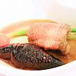 台湾語でバンドゥ～と発音する「辦桌」は冠婚葬祭等の際に屋外で円卓を並べて開催する宴会なのですが、そこで料理長として腕をふるうのが「總鋪師」です。その「總鋪師」界で人気を誇る料理人・林明燦氏と多くのVIPから厚い支持を受ける阿忠師こと黃德忠氏が作り上げたお料理が「ナマコ」料理。鶏肉の中にネギなどを入れたものからにじみ出るうま味が詰まったソースが絶品。今回は小分けにされていたので写真では伝わりにくいのですが、大皿で盛り付けた時の派手さはさすが「辦桌」を得意とする料理人ならでは！と感じました。