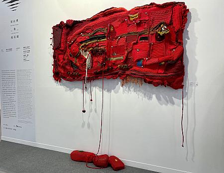 台湾原住民・排灣族のAluaiy Kaumakan (阿儒瓦苡．篙瑪竿)さんは、大きな編み物のアートが目を引きました。赤は生命力、黒は厳粛を表現。廃材布、オーガニックのコットンや糸が使用されています