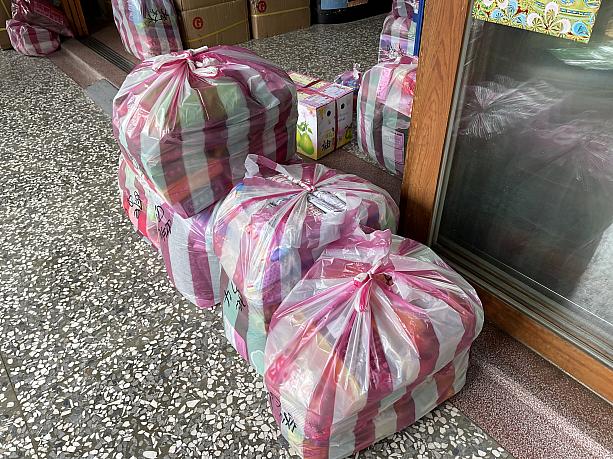 迪化街で良く見かける光景のひとつが荷物の出荷シーン。積み上げられた段ボールだったり、ザ・台湾な縦赤しまのお買い物用ビニール袋に入ったものだったり

