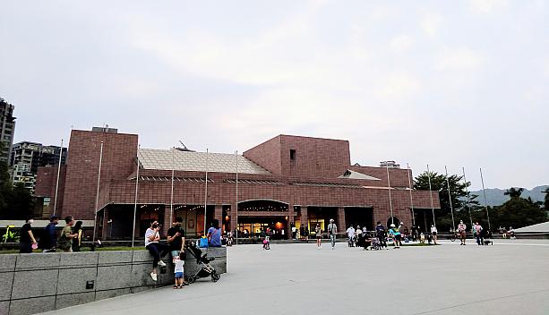 11月16日から台南で開催されている奈良美智さんの展示「奈良美智特別展(奈良美智特展)」ですが、高雄市立美術館で10/31まで行われていました。ナビは高雄での最終日に行ってきましたよ～。
