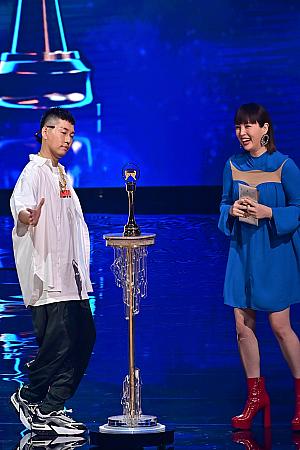 プレゼンターを務めた昨年の最優秀女性歌手賞「魏如萱(ウェイ・ルーシュエン)」は、黄色い歓声をあげ全力で「蛋堡」をお祝い