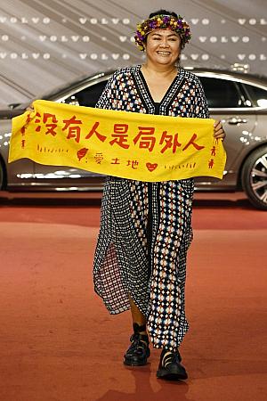 原住民運動に熱心な「巴奈(Panai)」は、華語女性歌手賞でノミネート。親戚が手作りしたというきれいな花輪が似合っています