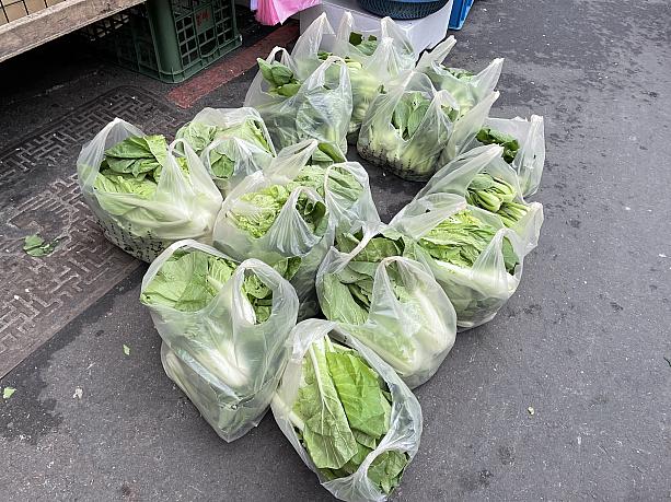 大きいスーパーの袋にどっさりと詰め込まれた青菜、これで50元ですって！！（驚）