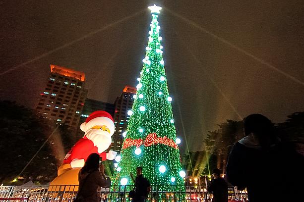 この巨大タケノコ、もといクリスマスツリーに寄りかかり、新北市政府(新北市役所)の建物(市府大樓)を眺めるのは、8mもの大きさのLEGOサンタ！