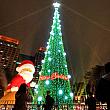この巨大タケノコ、もといクリスマスツリーに寄りかかり、新北市政府(新北市役所)の建物(市府大樓)を眺めるのは、8mもの大きさのLEGOサンタ！
