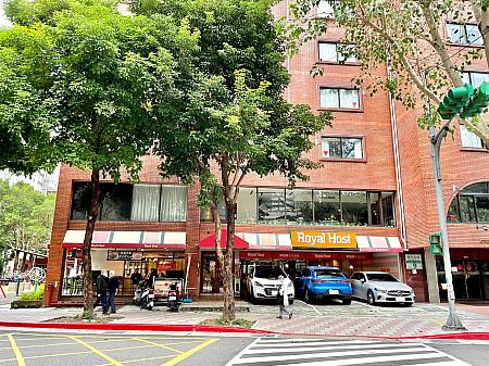 台湾にあるロイヤルホストは、台北・台中・台南合わせて10店舗強。今回ロイホで青森の味覚が堪能できるとのことで、日本が恋しくてたまらないナビ一行は台北の中でも取り分け雰囲気の良い環境にある「ロイヤルホスト敦化店」に行って参りました