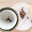 今回ナビは、冷凍庫なしで、カカオ豆から作るチョコレートアイスDIY(150元)に参加してみました。まずカカオ豆の殻をむいて、豆を砕いて、すり鉢ですります。これがチョコレートのもとになります。