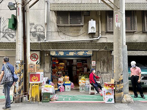 お洒落な店舗が立ち並ぶ中、こういった昔ながらの八百屋さんも垣間見られる台北の街。ナビを含め、台湾好きのみなさまには、たまらない光景かと思います！