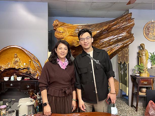 店主・饒芳溱さん(左)と息子で「寅藝術 Yin Art gallery」のオーナーの賴宏恩さん(右)。とても仲の良い微笑ましい親子です。台湾で木彫りと言えばこの水美木雕街。昔からの伝統が骨董的になり、コロナも影響も少なからず受け、徐々に勢いが弱くなっていく木雕街に新しい風を吹き込み、今一度街を盛り上げていきたい！との思いで頼さんのギャラリーは誕生しました。日本人観光客にはまだあまり知られていない場所でもあります。たくさんの方々が訪れることによって街が活性化していきますよに！！