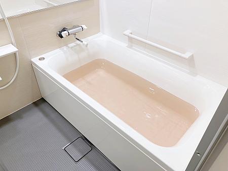 浴槽にお湯を張り、用意されていた入浴剤を入れてみました。これだけでも十分日本にいるような気分！浴槽も、高さがリラックスしてお湯に浸かれるよう配慮されているだけでなく、シャワー利用の際に滑らないよう、底面に滑り止めが施されているのもうれしいです！