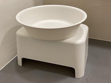 浴室にはバスチェアと湯おけもあり、日本のお風呂がしっかり再現されています。小さい子どもがいる方なら、一緒にお風呂遊びができるくらいの広さになっていますよ！