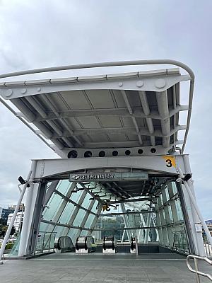 MRT「松山機場」駅の出口1～3を巡回してカメラに収めてみて、国外から台湾へ帰って来た時の妄想をしてみたり……。出国ロス、重症すぎますね……