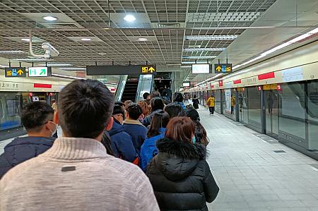 台湾では新型コロナウイルスが落ち着いているし、大晦日はお休みだしで、甘すぎた台北ナビ予想を覆し、19時頃のMRT「台北101/世貿」駅はなかなかの人の出！