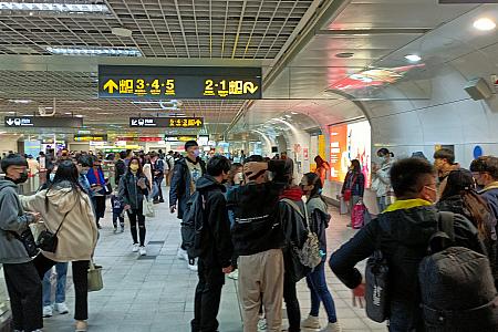 台湾では新型コロナウイルスが落ち着いているし、大晦日はお休みだしで、甘すぎた台北ナビ予想を覆し、19時頃のMRT「台北101/世貿」駅はなかなかの人の出！