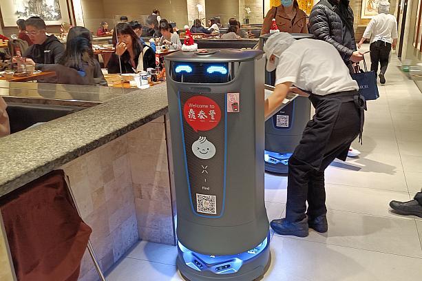 そして驚いたのがこの配膳ロボット！鼎泰豊に登場したんですね～。大晦日だけどサンタ帽をかぶっているのも台湾らしくてかわいい～♪