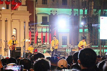 高校生たちの後に続くのは、台湾語のロックバンド「拍謝小年(Sorry Youth)」のコンサートと……