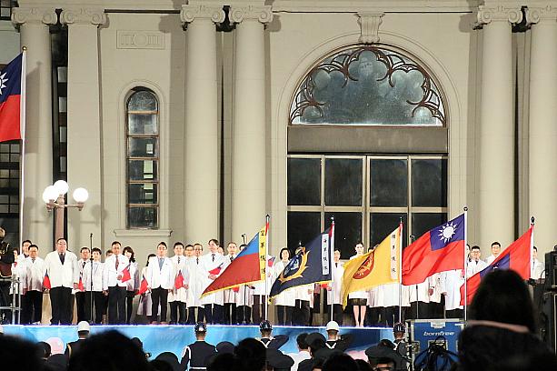 国歌斉唱は、衛生福利部の陳時中部長をはじめとする現役の医師たちが登壇して行われました。
