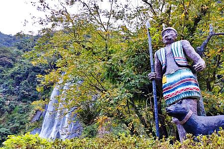 ここは山あいの里、原住民のタイヤル族が暮らす町として知られています。周辺を歩けば、至る所でタイヤル族の文化を感じることができ、台北とは異なる雰囲気が楽しめますよ。