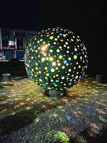 夜になると、ミラーボールのようにも見える「池上星球」<br>画像提供：台灣好基金會