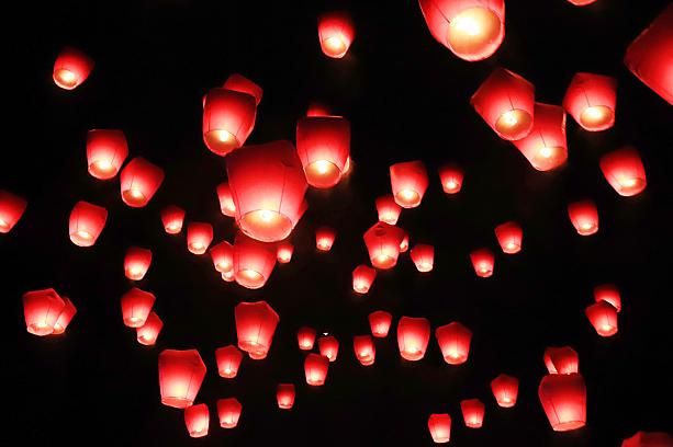 台湾の平溪(平渓)エリアでは、いつでも天燈(スカイランタン)があげられますが、こんな風に多くの人と一緒に100個のランタンを飛ばすのが「新北市平溪天燈節(平渓スカイランタンフェスティバル)」です