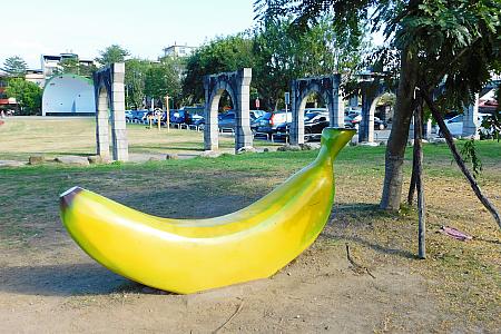 「旗山武徳殿」の横には大きなバナナが！さすがバナナの郷♪