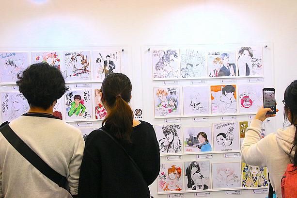 日本の漫画家のイラスト入り色紙は、昨年と同じものが展示されましたが、それでも来場者の目を引いていました。