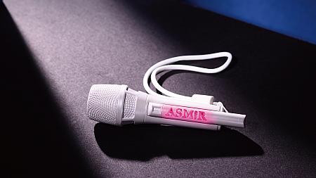 『ASMR《小白》立體一卡通超吸睛』<br>「ASMIR」の文字がネオンピンクに光るマイク型の一卡通