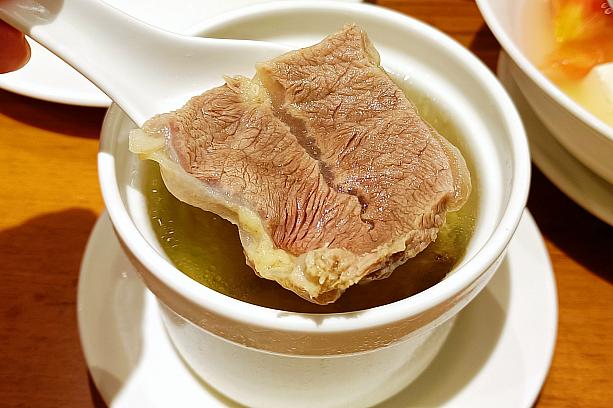 「元盅牛肉湯」は牛肉の甘味が詰まったすっきりしたおいしさが味わえるスープ。久しぶりに食べるとやっぱり上品でいい味だわ～！