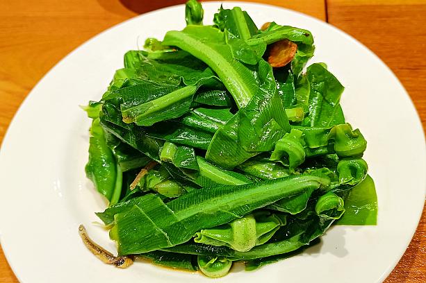 樹子(破布子)と一緒に炒めた「山蘇」はシャッキとした独特な食感！ちなみに「山菜」の日本語はオオタニワタリと言います！