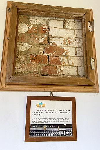 校舎の壁には日本統治時代の白黒写真や、校舎増築前のレンガの壁を残した展示した紹介パネルが埋め込まれています