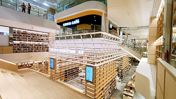 メインエントランスの前に立つと圧巻っ！地下フロアと1階を吹き抜けとして縦に繋いだ空間には、15m高の書棚が置かれ、本屋さんというよりさながら図書館のよう。本好きにはたまらな～い♡