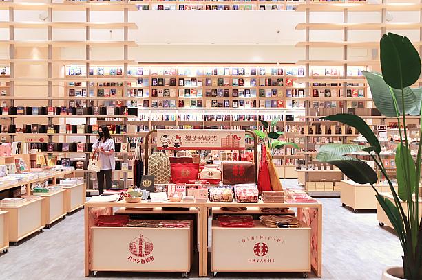 新竹市やモールなどと共に1年半もの構想・準備期間を経て出来上がったという新竹湳雅店はファミリーで集える場所。単なる本屋というだけでなく、優れた文具や雑貨、食品など生活をまるごと提案する空間を目指しているのだとか。台湾や日本のライフスタイルを身近に感じ、手に取り、おうちに持ち帰って実践できる機会を与えてくれる、そんなショップなのです。