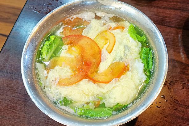 ここは鶏スープや牛肉スープが評判なのですが、ナビは「青菜蛋花湯」(80元)も好きで、いつも野菜入りタマゴスープを楽しんでいます。
