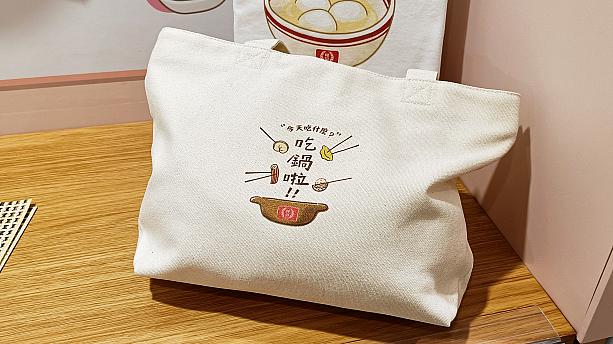 「今天吃什麼?吃過啦!!(今日は何食べる？火鍋っしょ！)」という文字と「桂冠食品」製の火鍋料が4つ描かれているんです。