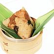 上海江浙料理レストラン「江南春」の「湖州鮮肉粽」は、角煮ほか、北海道産ホタテや栗などがぎっしり詰まった肉ちまき。キャ～♡手のひらサイズっ！でっかくてうれしい～♪