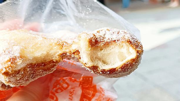 「台灣人ㄟ甜甜圈」のドーナツは皮はサクっとしているのに、噛むともっちりふわっとしていますよね～！