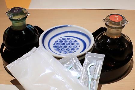テーブルの上にある2種類の醤油(濃口・薄口)は日本のもの。さらに細やかな気配りセットも置かれていましたよ。コロナ対策のアルコールも各テーブルに。カウンターにあるビニール手袋は非接触で着けられます。