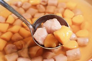 芋圓に、季節のフルーツ＆ジェラートも。ジェラートはワサビ味・麦茶味・ウイスキー味なんて変わり種もありますよ。