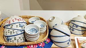 台湾っぽい白地×ブルーの縁取りがされたお茶碗いろいろ。蓋付きのお碗もいいですよねー！普段使いにしたいなぁ。