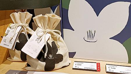 茶籽堂のトラベルセットは、2022桐花祭とのコラボ商品です。ボトルに浮き彫りにされた油桐花がお洒落ですね。